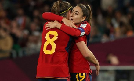 Olga Carmona (nr 19) i Mariona Caldentey podczas rozgrywanego w Sydney finału mistrzostw świata w pi