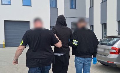 Ws. fałszywych alarmów w Warszawie zatrzymano trzy osoby, ale tylko jedna ma zarzuty związane z tą s