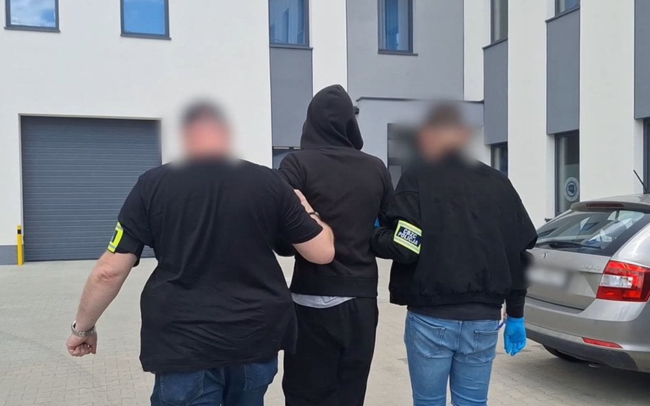 Ws. fałszywych alarmów w Warszawie zatrzymano trzy osoby, ale tylko jedna ma zarzuty związane z tą s