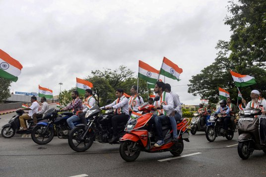 Pracownicy India Post biorący udział w rajdzie motocyklowym w ramach obchodów 75. rocznicy odzyskani