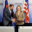 Szefowie MSZ USA Hillary Clinton i Rosji Siergiej Ławrow wymieniają dokumenty dotyczące nowego trakt