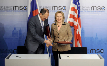 Szefowie MSZ USA Hillary Clinton i Rosji Siergiej Ławrow wymieniają dokumenty dotyczące nowego trakt