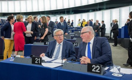 Jean-Claude Juncker i Frans Timmermans mają różne podejście do kwestii ukarania Włoch za nadmierny d