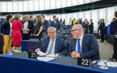 Jean-Claude Juncker i Frans Timmermans mają różne podejście do kwestii ukarania Włoch za nadmierny d