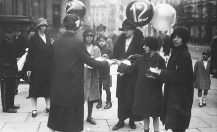 Kobiety agitujące w dniu wyborów do Rady Miejskiej w Warszawie, 22 maja 1927 r.