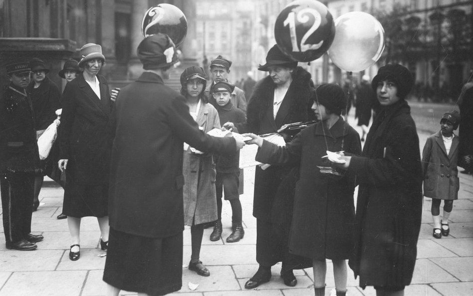 Kobiety agitujące w dniu wyborów do Rady Miejskiej w Warszawie, 22 maja 1927 r.