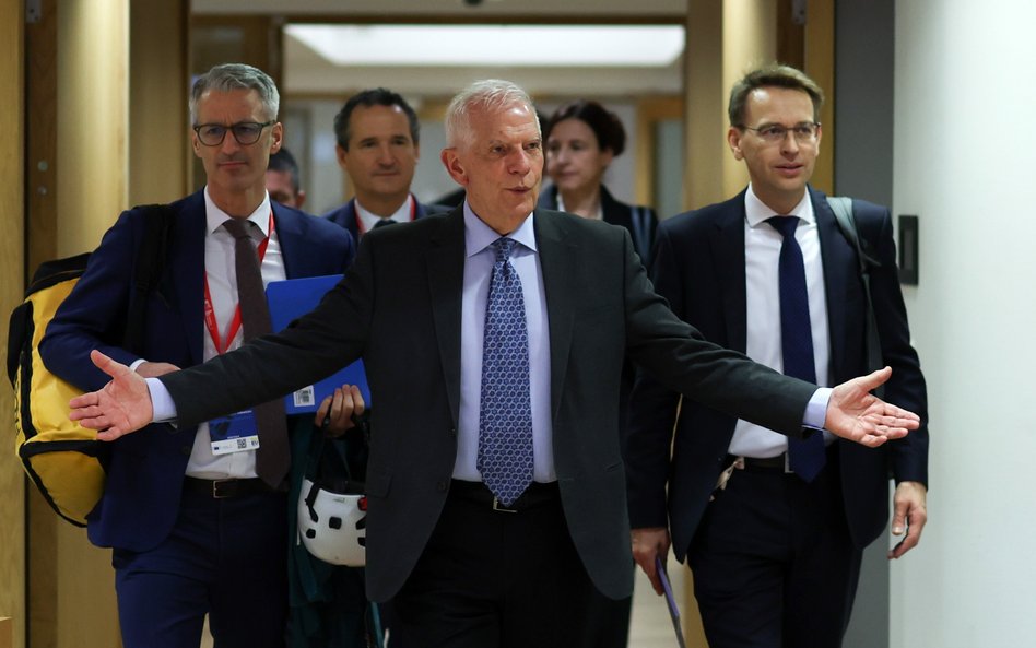 Wysoki przedstawiciel UE do spraw zagranicznych i polityki bezpieczeństwa Josep Borrell (Ś)