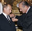 Moment wręczenia Putinowi Legii Honorowej, wrzesień 2006