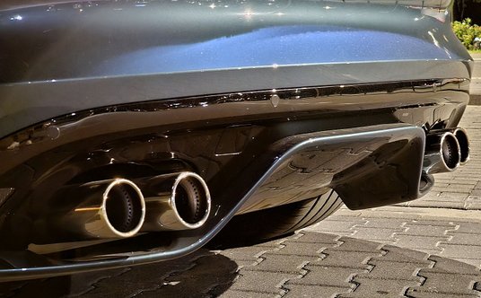 Prawdziwe cztery rury wydechowe w Jaguarze F-Type