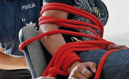 W komisariacie na Żoliborzu w Warszawie Andrew Basso pokazał, jak w kilkadziesiąt sekund wyswobadza 