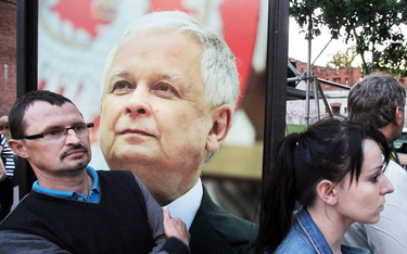 Polacy nie chcą pomnika Lecha Kaczyńskiego na Krakowskim Przedmieściu