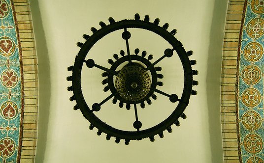 Jeden z brązowych żyrandoli na stacji.