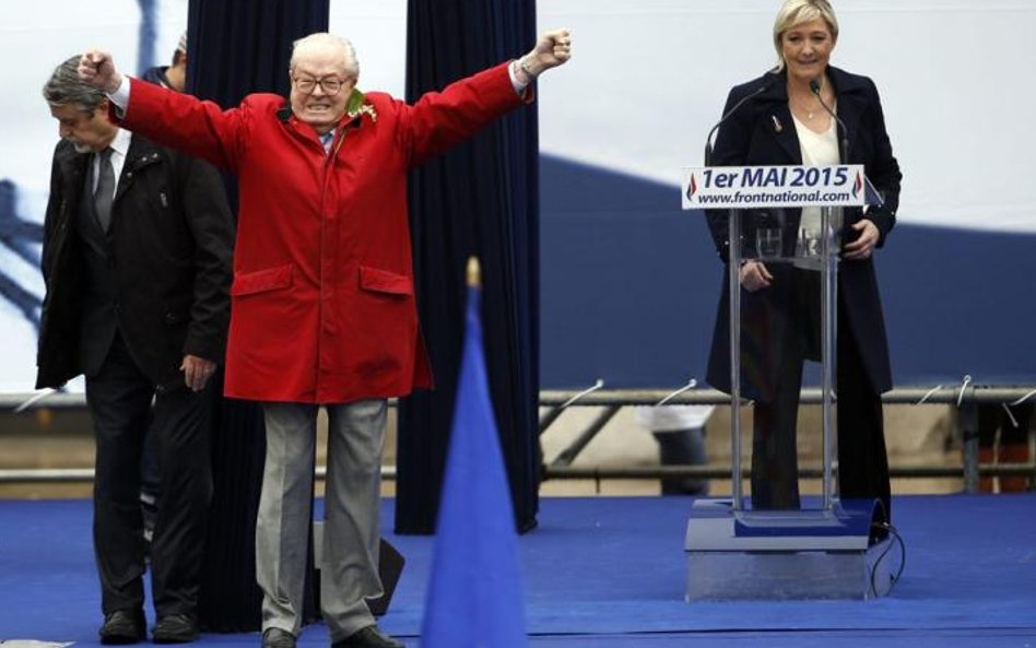 1 maja, Paryż, Francja.Założyciel Frontu Narodowego Jean-Marie Le Pen i jego córka Marine podczas ob