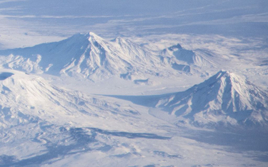 Wulkany na Kamczatce sfotografowane z pokładu Międzynarodowej Stacji Kosmicznej. Udina - z prawej st