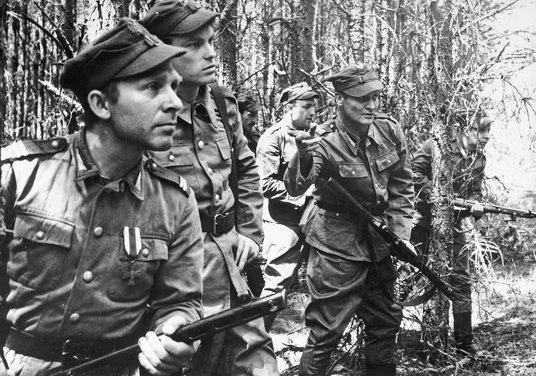 Jedna z ważniejszych ról filmowych w dorobku Wojciecha Siemiona: kapral Naróg. Kadr z filmu „Kierune