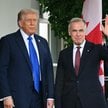 Prezydent USA Donald Trump i premier Kanady Mark Carney przed Białym Domem 7 października 2025 roku