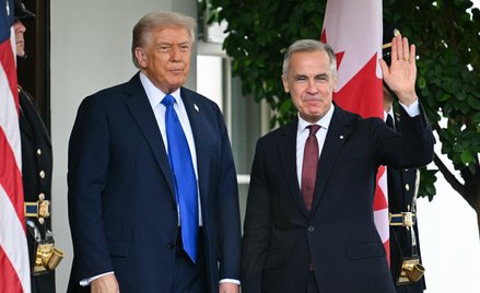 Prezydent USA Donald Trump i premier Kanady Mark Carney przed Białym Domem 7 października 2025 roku