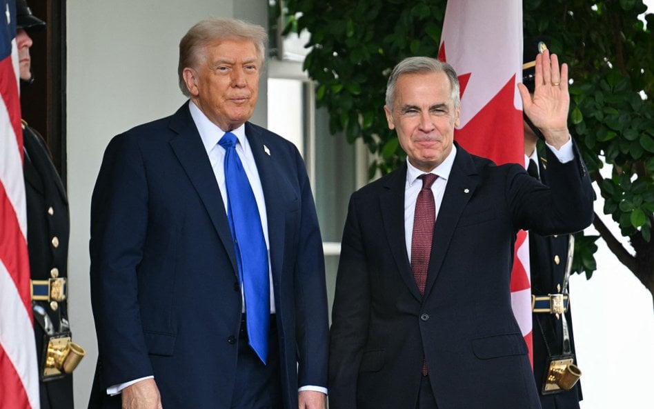 Prezydent USA Donald Trump i premier Kanady Mark Carney przed Białym Domem 7 października 2025 roku