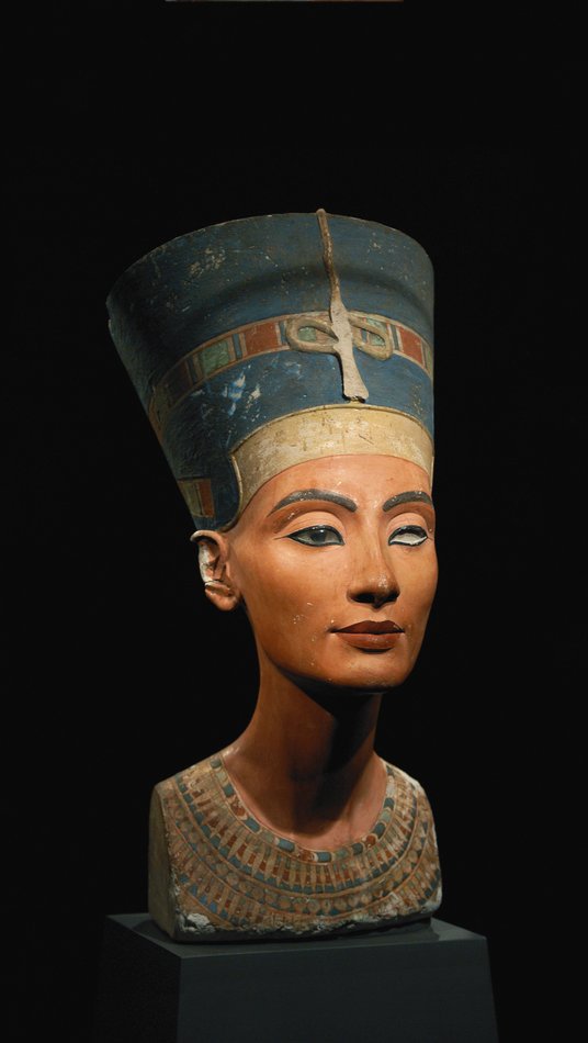 Popiersie królowej Nefertiti w&nbsp;1913 r. z&nbsp;Egiptu do Berlina wywiózł L. Borchardt