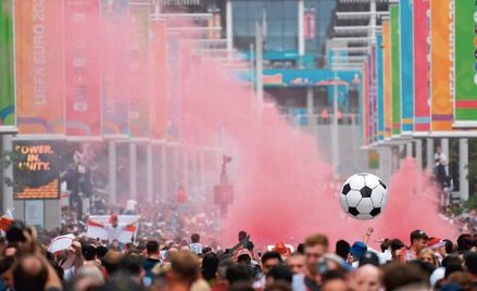 Kibice uwolnieni z pandemicznych rygorów w drodze na stadion Wembley, by obejrzeć finał Anglia – Wło