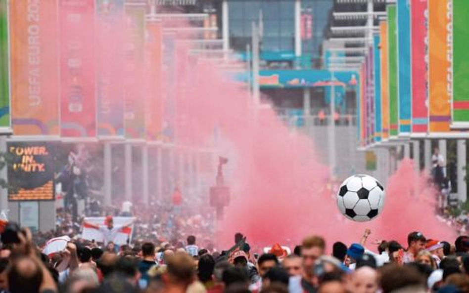 Kibice uwolnieni z pandemicznych rygorów w drodze na stadion Wembley, by obejrzeć finał Anglia – Wło
