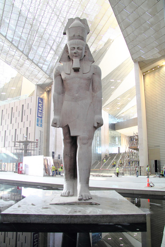 Posąg Ramzesa II w holu muzeum.
