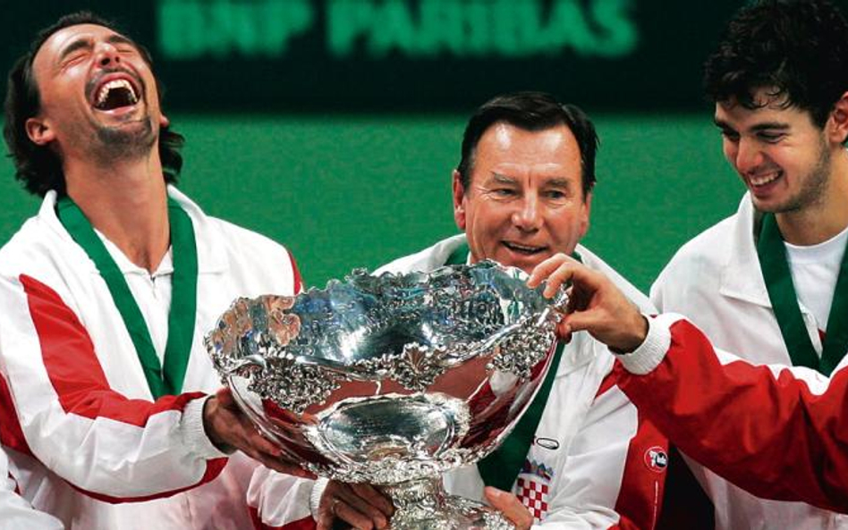 Goran Ivanisević, Niki Pilić i Mario Ancić z Pucharem Davisa zdobytym w 2005 roku po zwycięstwie w B