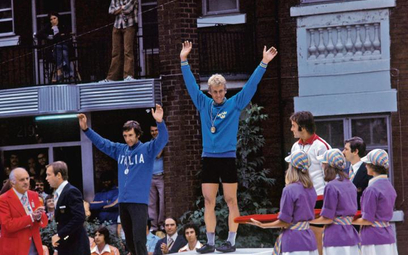 Mieczysław Nowicki na podium w Montrealu w 1976 r. Złoty medal olimpijski zdobył wtedy Szwed Bernt J