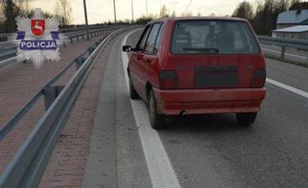 Kierowca ciągnął psa na lince holowniczej