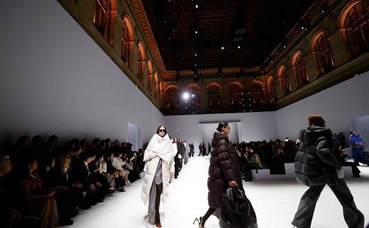 Pokaz Bosideng na paryskim tygodniu mody.