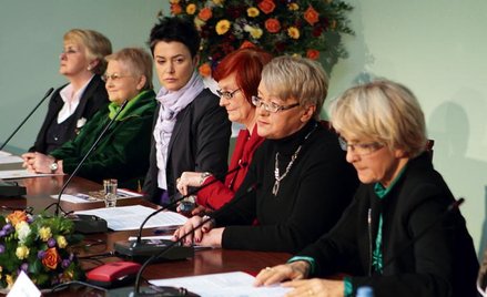 Promieniejący „gabinet cieni Kongresu Kobiet” od lewej: Danuta Waniek, Barbara Labuda, Kazimiera Szc