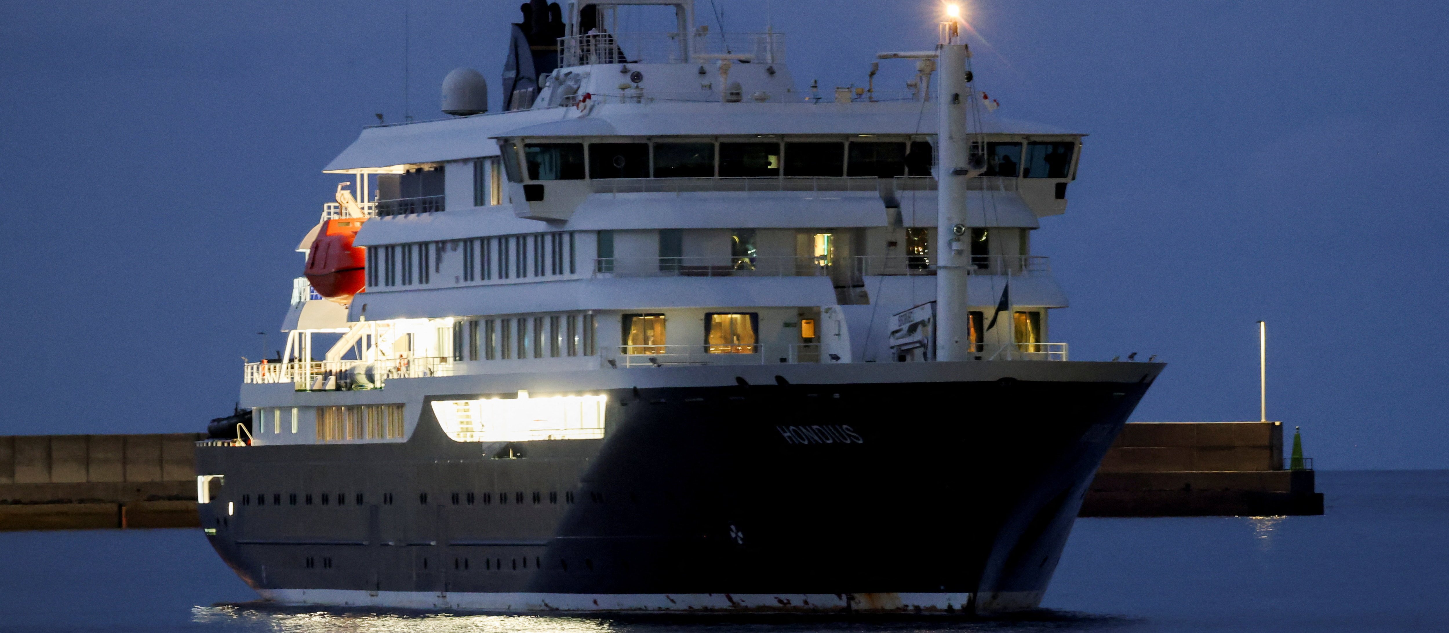 MV Hondius już w porcie. Pasażerowie „wysokiego ryzyka” schodzą na ląd