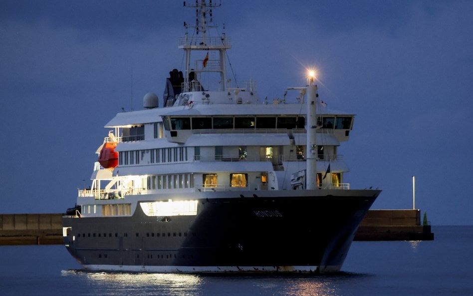 Statek wycieczkowy MV Hondius w porcie Granadilla na Teneryfie