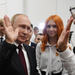 Władimir Putin pisze historię po swojemu. Na zdjęciu na spotkaniu z uczniami w Kaliningradzie w 2022