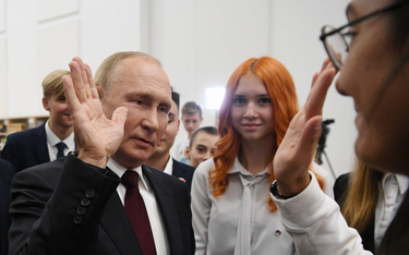 Władimir Putin pisze historię po swojemu. Na zdjęciu na spotkaniu z uczniami w Kaliningradzie w 2022