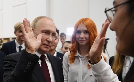 Władimir Putin pisze historię po swojemu. Na zdjęciu na spotkaniu z uczniami w Kaliningradzie w 2022
