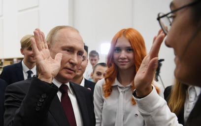 Władimir Putin pisze historię po swojemu. Na zdjęciu na spotkaniu z uczniami w Kaliningradzie w 2022