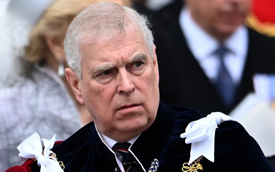 Po całym dniu przesłuchiwań Andrzej Mountbatten-Windsor wyszedł z aresztu policyjnego