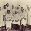 Doktor Stanisław Stuchły (w pierwszym rzędzie, w środku) i jego żona Helena wśród pracowników szpita