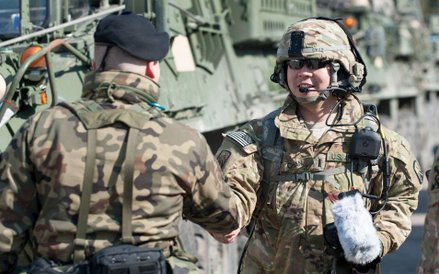 W konwoju jadą transportery Stryker