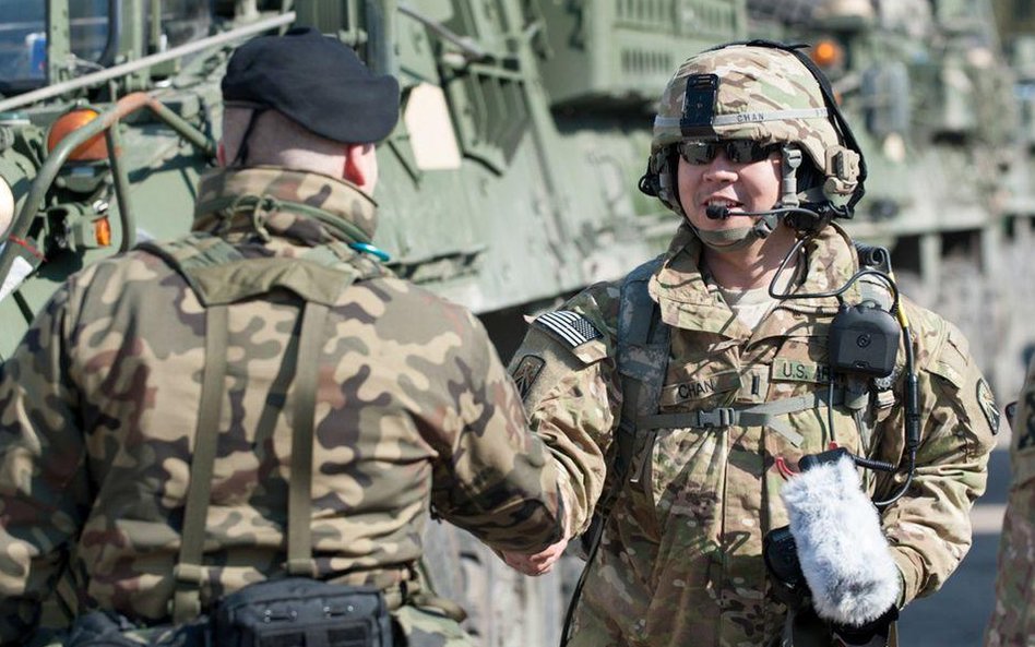 W konwoju jadą transportery Stryker