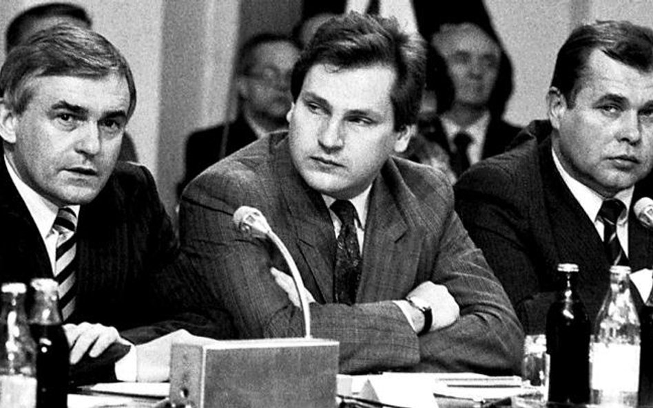 Aleksander Kwaśniewski (w środku) podczas obrad Okrągłego Stołu w lutym 1989 r.