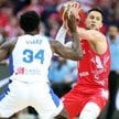 Francuz Jaylen Hoard i Mateusz Ponitka podczas meczu grupy D mistrzostw Europy koszykarzy