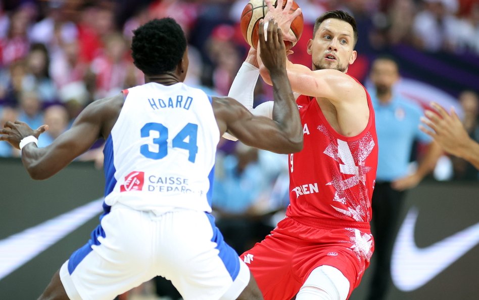 Francuz Jaylen Hoard i Mateusz Ponitka podczas meczu grupy D mistrzostw Europy koszykarzy