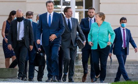 Kanclerz Niemiec Angela Merkel i przewodniczący CSU Markus Söder wśród bawarskich polityków.