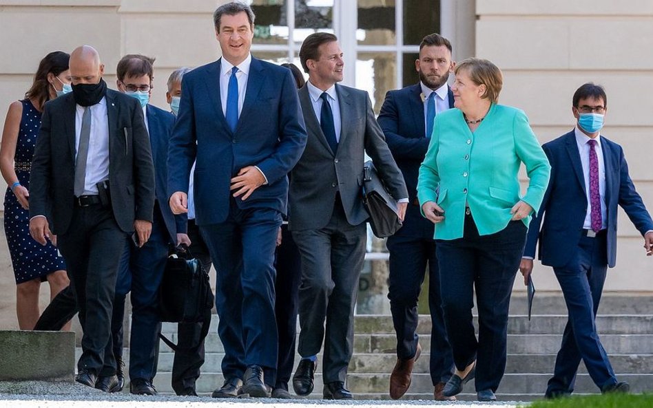 Kanclerz Niemiec Angela Merkel i przewodniczący CSU Markus Söder wśród bawarskich polityków.