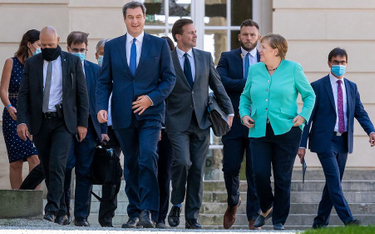 Kanclerz Niemiec Angela Merkel i przewodniczący CSU Markus Söder wśród bawarskich polityków.