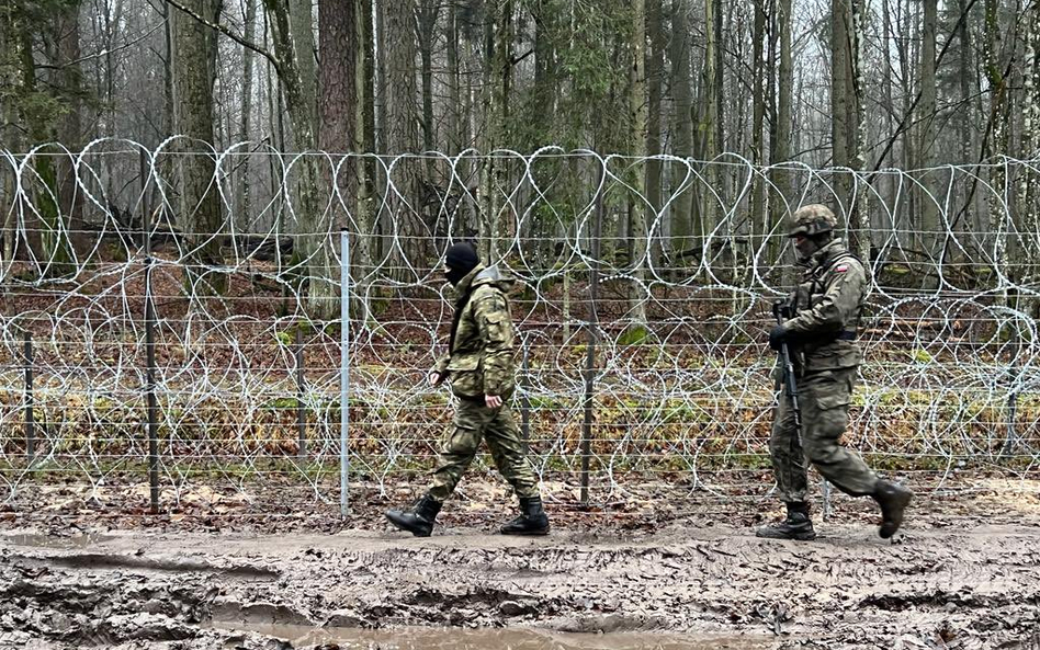 SG: Atak migrantów na granicę. Dwóch żołnierzy niegroźnie poszkodowanych