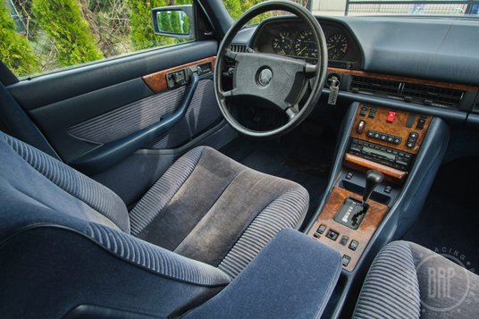 Luksusowy Mercedes został sprowadzony z Kraju Kwitnącej Wiśni.