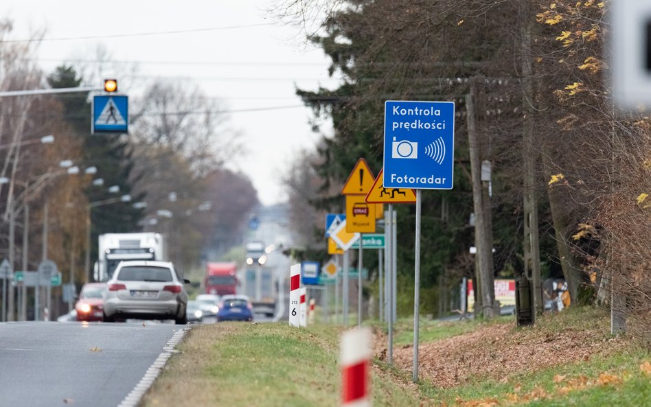 Znak ostrzegający przed kontrolą prędkości